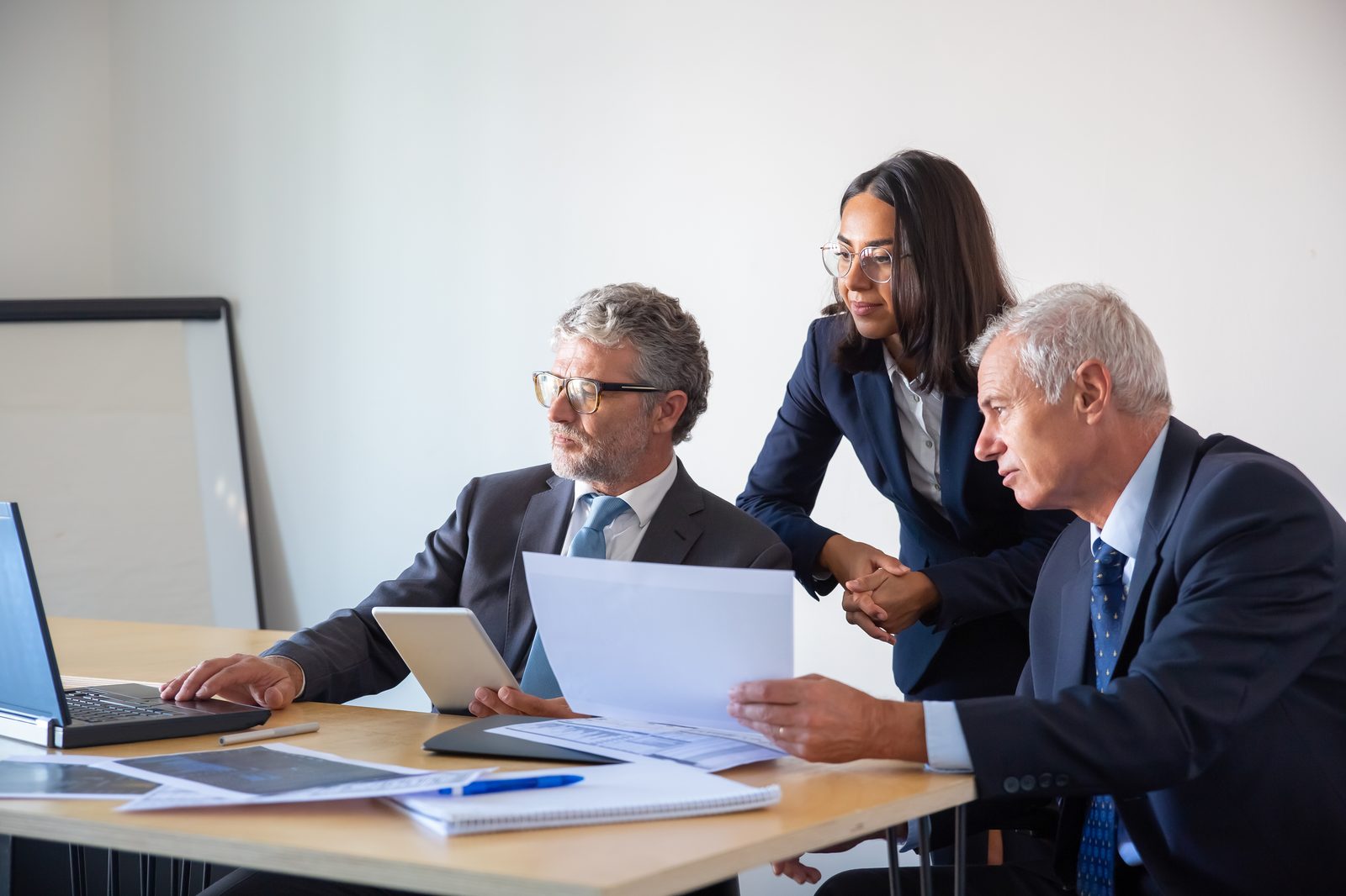 Equipo de gobierno revisando documentación