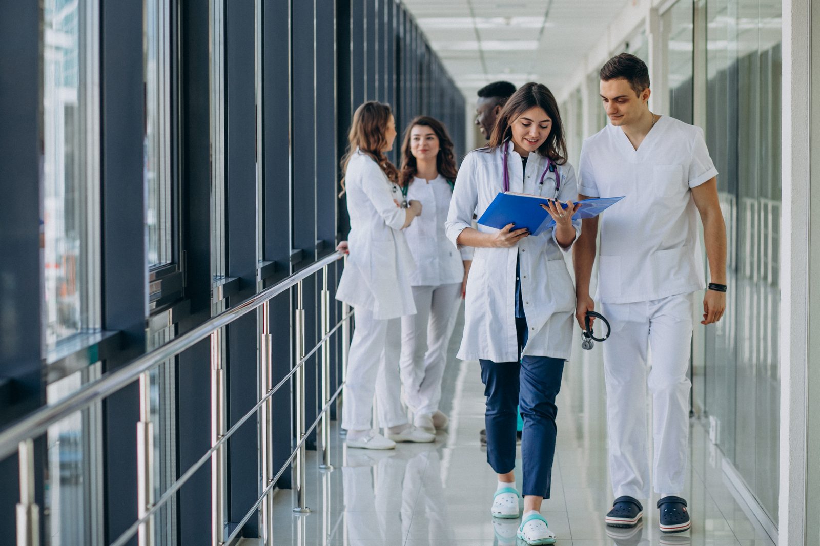 Pasillo de área crítica en un hospital